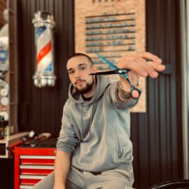 Marcin barber w Garaż Barbershop